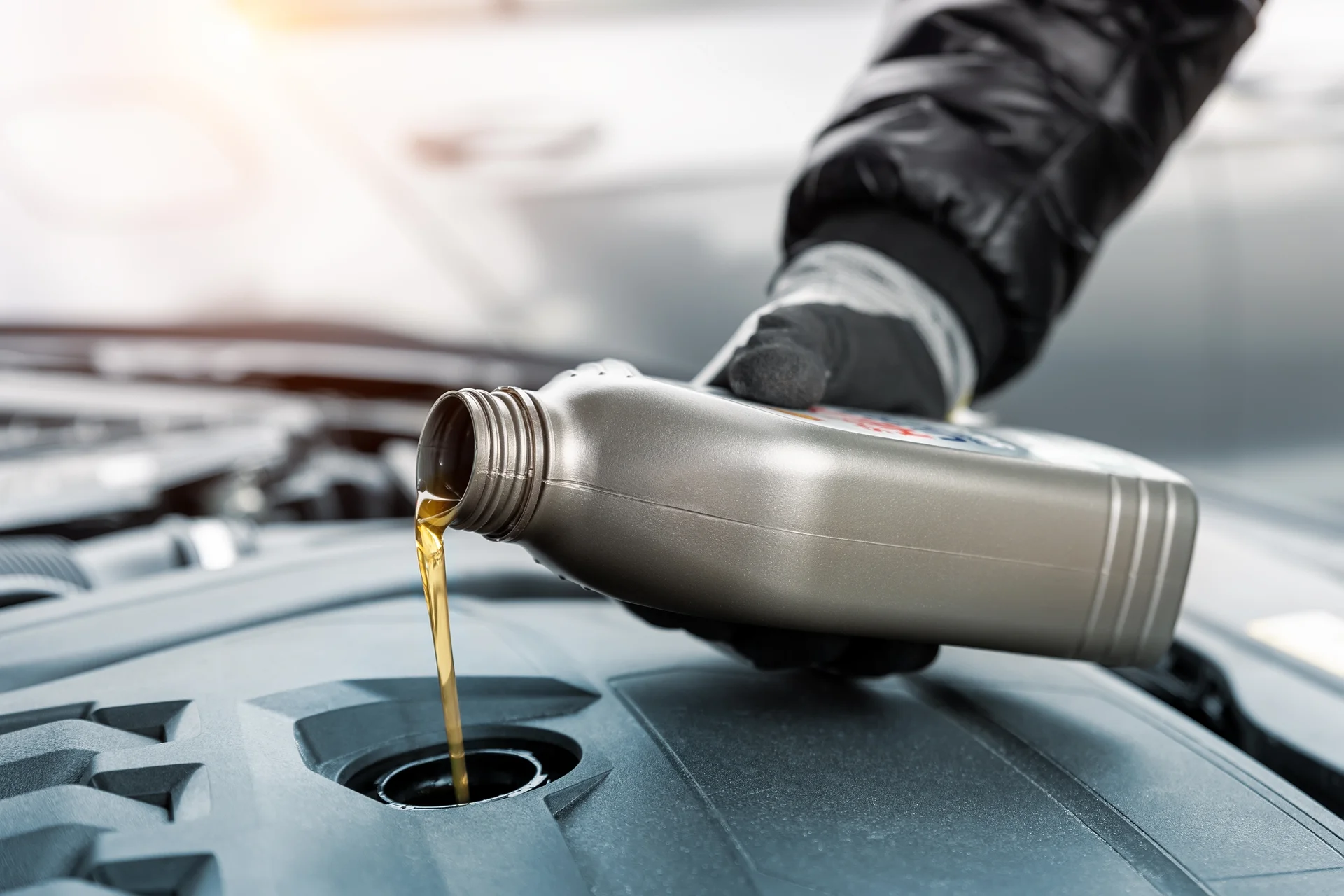 Les additifs dans l’huile moteur : quels sont leurs rôles et pourquoi sont-ils essentiels ?
